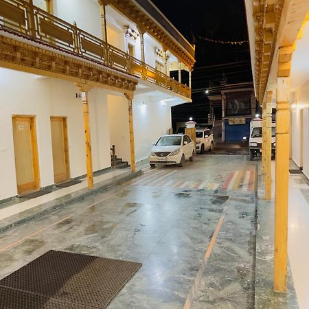 Hotel Dimbir Regency レー エクステリア 写真