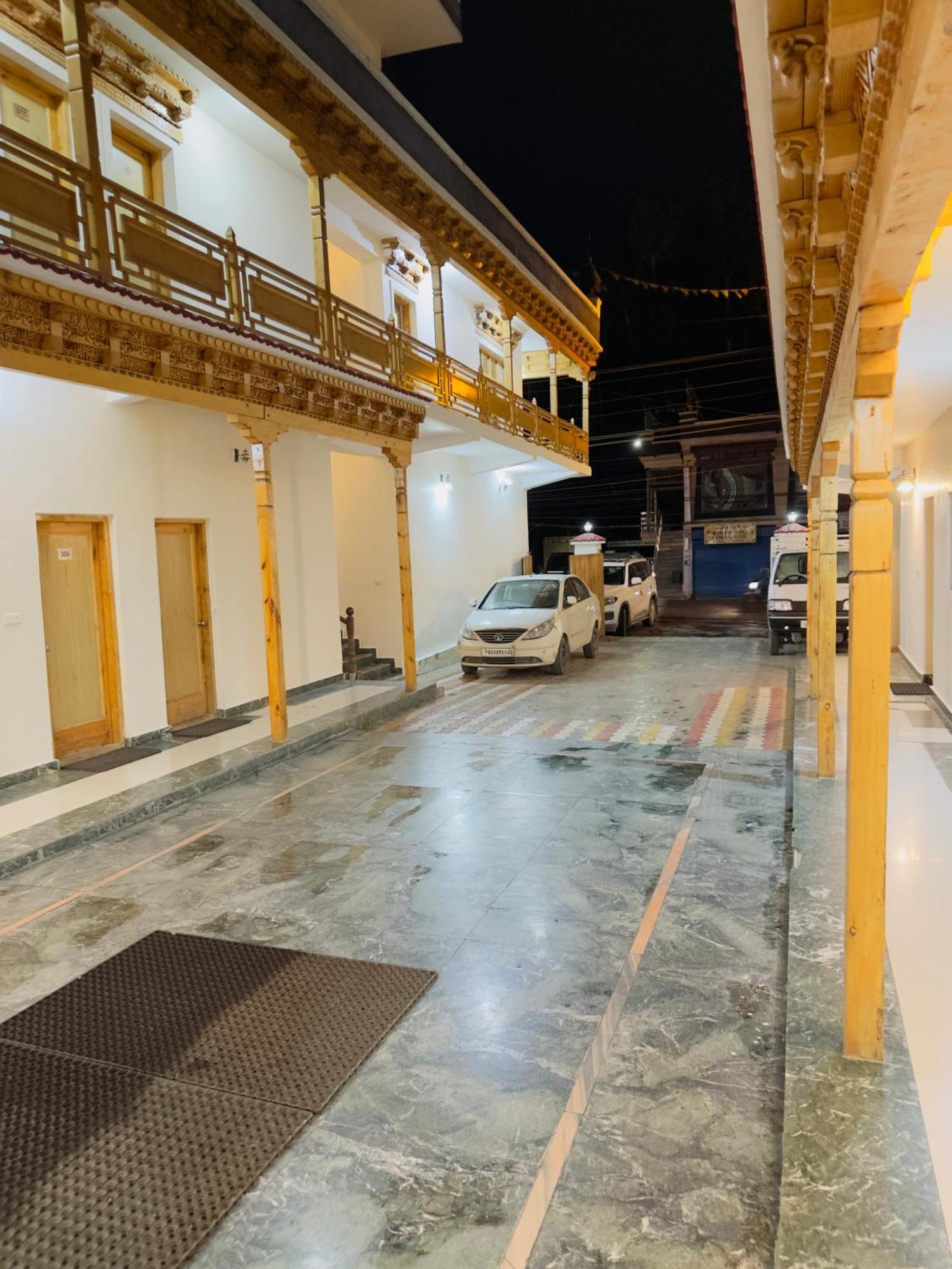 Hotel Dimbir Regency レー エクステリア 写真