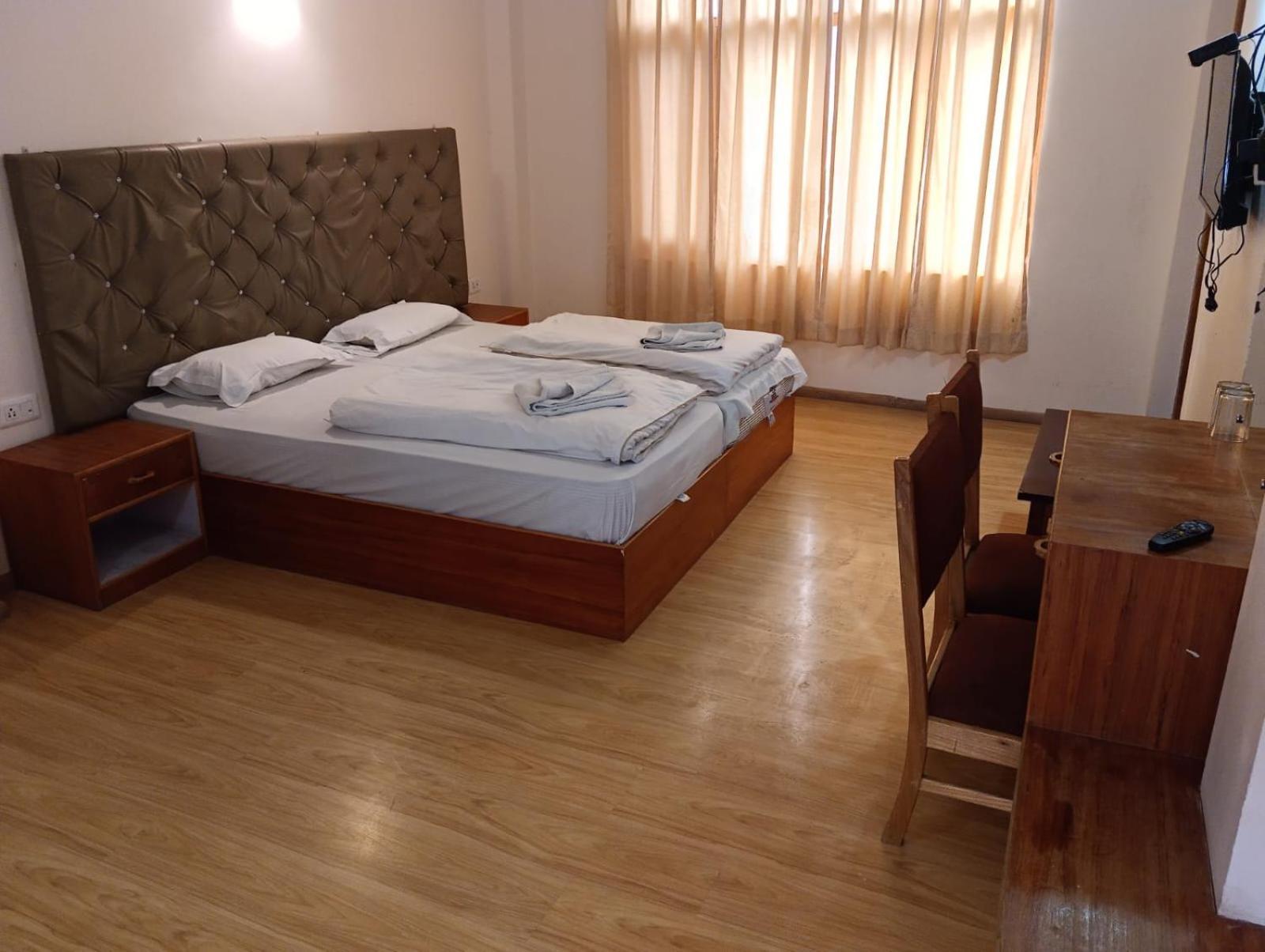 Hotel Dimbir Regency レー エクステリア 写真