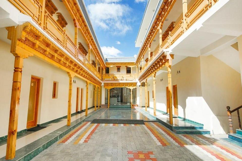Hotel Dimbir Regency レー エクステリア 写真